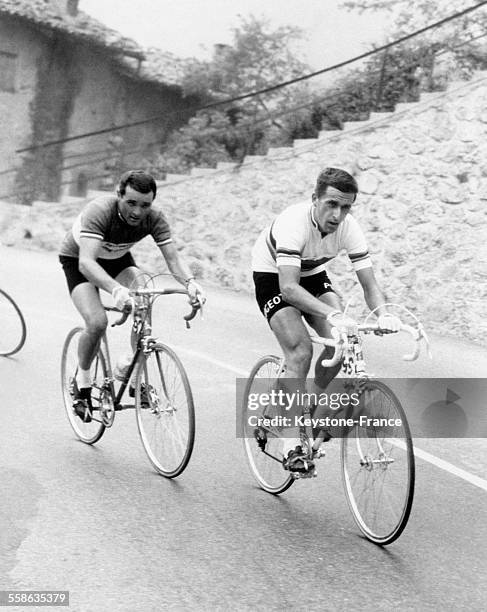 Le coureur cycliste Tom Simpson, ici suivi d'Henry Anglade a remporté le Tour de Lombardie, en Italie, le 18 octobre 1965.