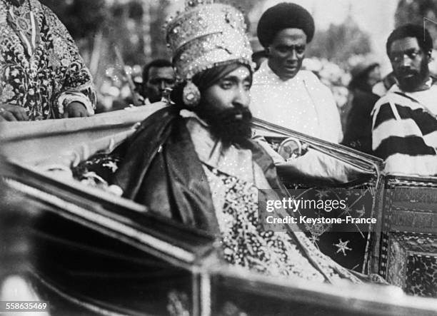 Le Ras Tafari Mekonnen, nouveau roi d'Abbyssinie sous le nom d Haile Selassie, Le Negus quitte le palais en voiture apres son couronnement, pour se...