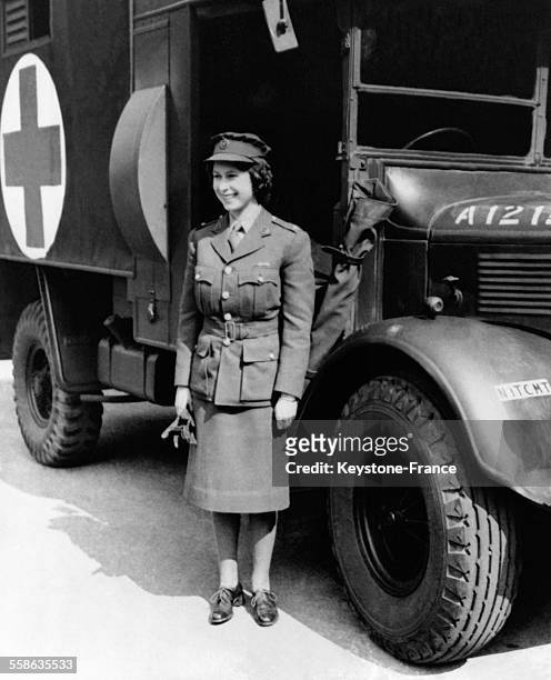 Princesse Elisabeth vetue de son uniforme de ATS en 1945 au Royaume-Uni.