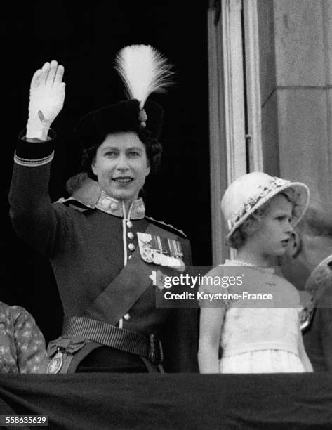 La Reine Elizabeth II salue avec sa fille la petite Princesse Anne lors de la parade aérienne de la Royal Air Force, depuis le balcon du Palais de...