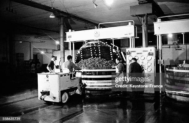 Vue des caves de Moët et Chandon où a lieu le pressage et la mise en bouteille du Champagne, à Epernay, France, le 17 octobre 1965.