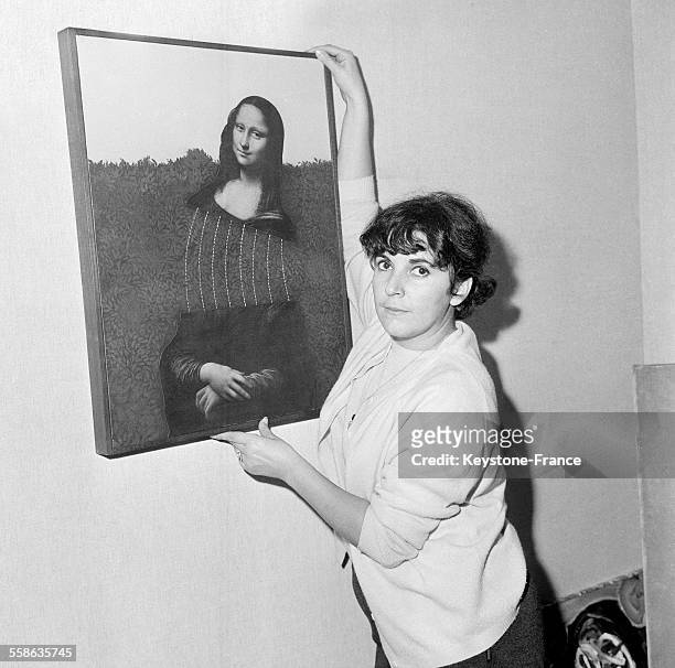Exposition d'oeuvres d'artistes contemporains rendant hommage à La Joconde, à Paris, France, le 16 octobre 1965.