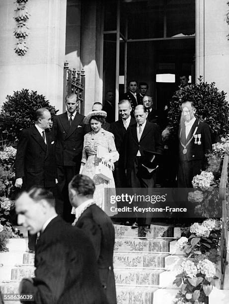 La Princesse Elisabeth et le Duc d Edimbourg descendant les marches de la tribune presidentielle apres avoir assiste aux courses de Longchamp en mai...