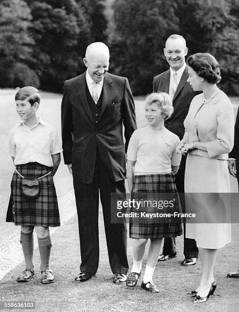 Le Président américain Dwight Eisenhower et son fils le Major John Eisenhower sur la pelouse du chateau de Balmoral avec la Reine Elizabeth et ses...