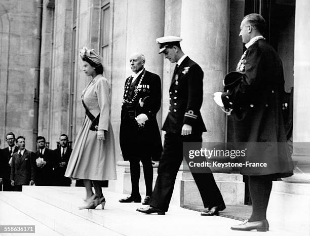 Apres avoir recu le cordon de la legion d honneur, la Princesse Elisabeth suivie du Duc d Edimbourg quittent le Palais de l Elysee pour se rendre au...