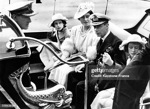 Le Roi George, la Reine Elisabeth, Princesses Elisabeth et Margaret en visite au Royal Navy College, en 1939 a Dartmouth, Royaume-Uni.