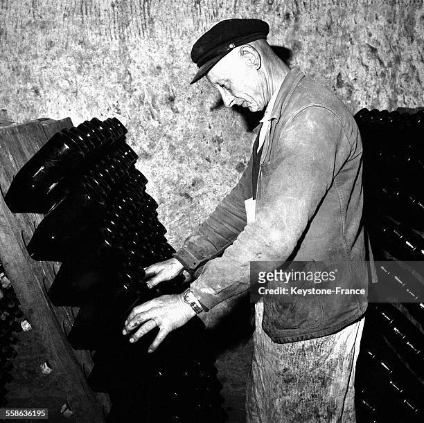 Vue des caves de Moët et Chandon où a lieu le pressage et la mise en bouteille du Champagne, à Epernay, France, le 17 octobre 1965.