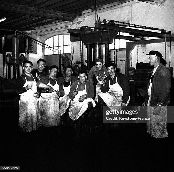 Vue des caves de Moët et Chandon où a lieu le pressage et la mise en bouteille du Champagne, à Epernay, France, le 17 octobre 1965.