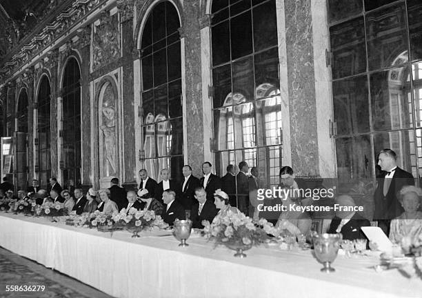 Banquet donné en l'honneur de la Reine Elizabeth II le 9 avril 1957 à Versailles, France.