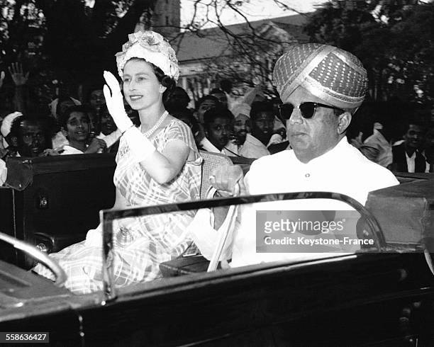 La Reine Elizabeth II et le Roi Mahendra du Népal en voiture à Bangalore lors d'un voyage officiel de la souveraine anglaise le 25 février 1961 à...