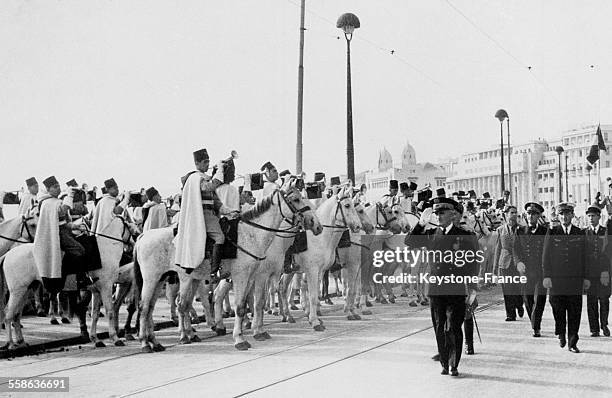 Amiral François Darlan passant les troupes en revue, à Alger, Algérie, en octobre 1942.