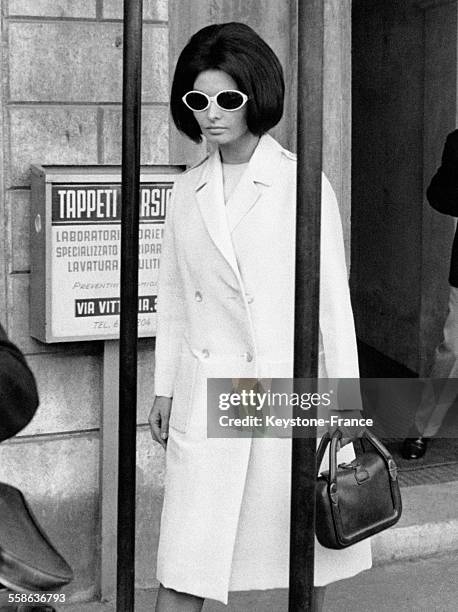 Sophia Loren sortant de chez son couturier, à Rome, Italie, le 30 avril 1965.