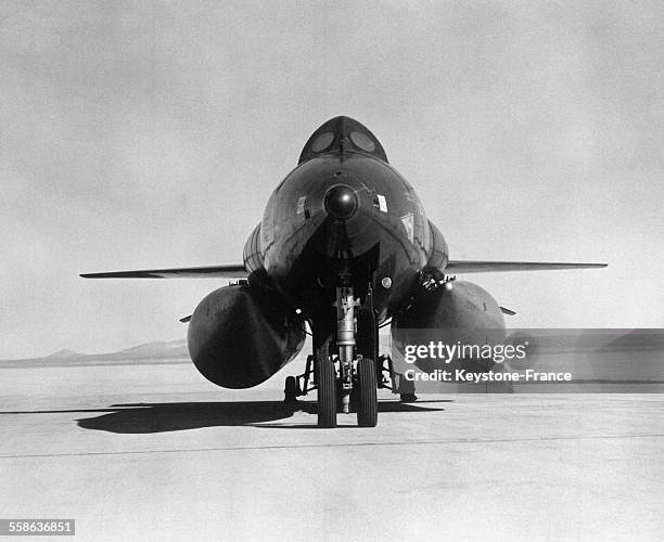 Avion-fusée experimental américain X-15 avec deux réservoires supplémentaires qui lui permettent de voler à plus de 8000 km/heure, le 4 novembre 1965...