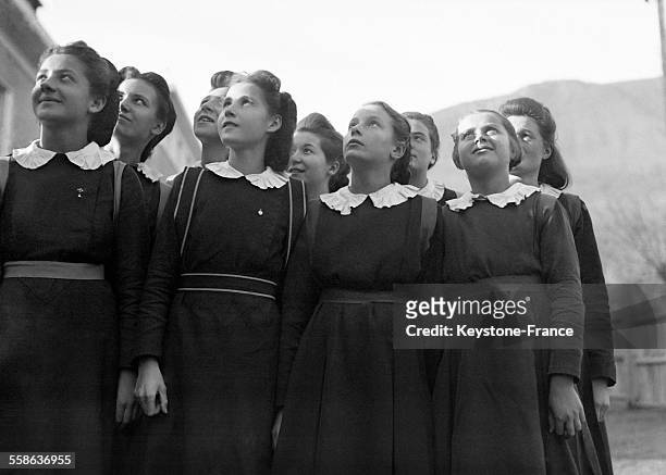 Elèves de l'école de la légion d'honneur regardant en l'air à Grenoble, France, en mars 1941.