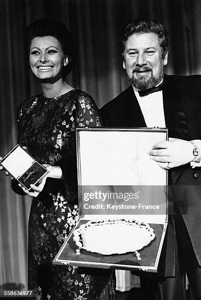 Sophia Loren et Peter Ustinov recevant une récompense, le 25 novembre 1965.