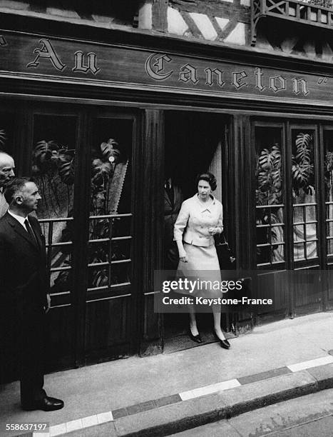 La Reine Elizabeth sort du restaurant 'Le Caneton' apres y avoir dejeune le 29 mai 1967 a Orbec, France.