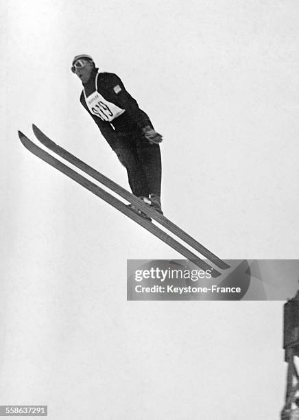 Saut du champion de France James Coutet lors des championnats de France de saut à ski à Superbagnères, France, en mars 1941.