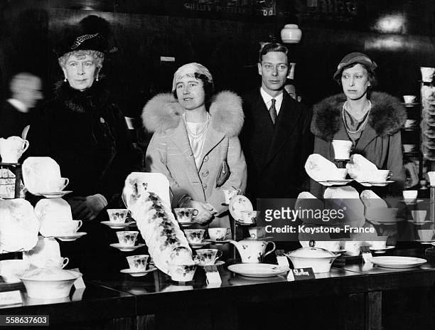 La Reine Mary, Le Duc et la Duchesse d'York et la Princesse Royale Mary au stand de porcelaine lors de leur visite au Salon de l'Industrie...