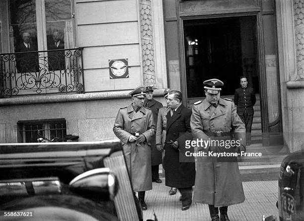 Otto Abetz, ambassadeur d'Allemagne, prend congé, avant son retour à Paris, de Monsieur Dumoulin de la Barthet, chef du cabinet civil du maréchal...