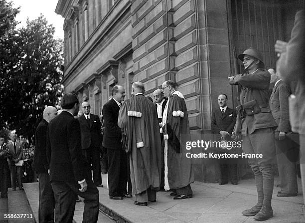 Monsieur Alibert, le garde des sceaux est reçu à son arrivée par Pierre Caous, le président de la cour suprême, en 1942 à Riom, France.