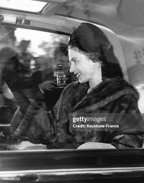 La Reine Elizabeth quitte Buckingham Palace en voiture pour l'aeroport de Londres d'ou elle partira en voyage officiel au Ghana le 9 novembre 1961 a...