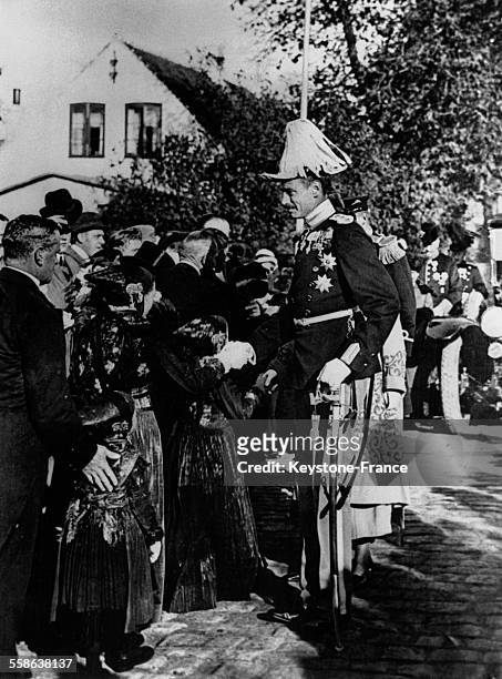 Le roi Christian X de Danemark serrant la main à de jeunes enfants lors des 700 ans de la vieille colonie hollandaise au Danemark.