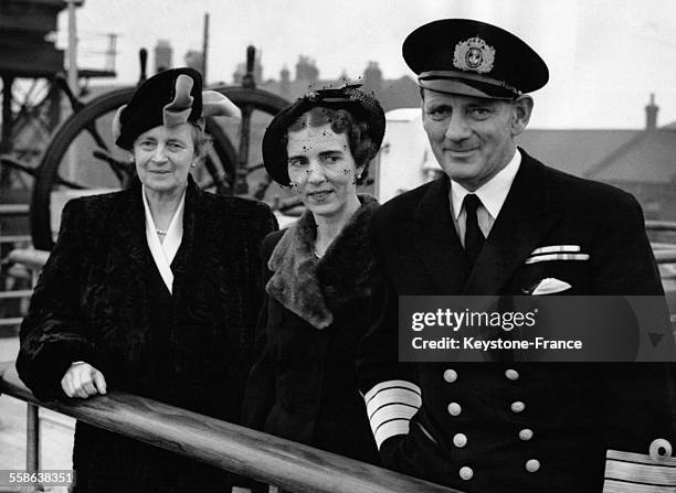 La reine Alexandrine, la reine Ingrid et le roi Frédéric IX photographiés à bord du paquebot Kronprins Frederik à leur arrivée à Harwich, Royaume-Uni...