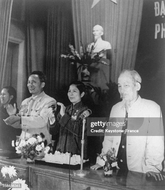 Le président Ho Chi Minh, au cours d'un meeting en compagnie du Premier ministre vietnamien Pham Van Dong, au Vietnam le 10 décembre 1965.