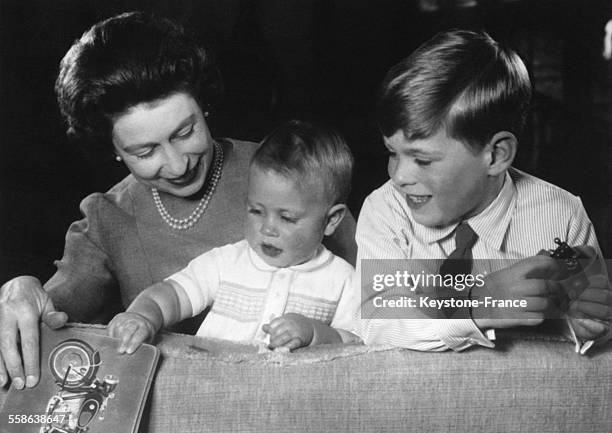 Le petit Prince Andrew et son jeune frere le Prince Edward s amusant en compagnie de leur maman la Reine Elizabeth a l occasion des vacances de la...