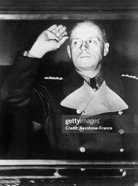 Joachim von Ribbentrop quittant Berlin pour Paris en uniforme d'officier des milices hitlériennes, à Berlin, Allemagne.