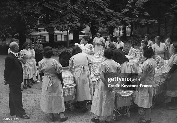 L'occasion de la Fête des Mères, les jeunes mamans écoutent le discours du Maréchal Pétain à la radio, à la maternité à Bourg-en-Bresse, France,...