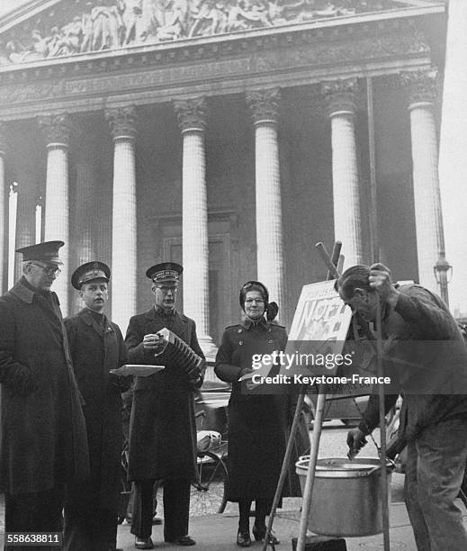 Militants de l'Armee du Salut chantant des cantiques de Noel et quetant pour les necessiteux, Place de la Madeleine, a Paris, France, le 21 decembre...