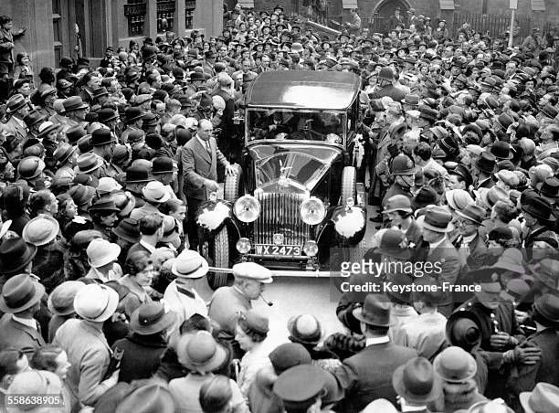 Foule entourant la voiture emmenant la princesse royale Mary du Royaume-Uni et son fils George Lascelles lorsqu'il quittèrent l'abbaye de Westminster...