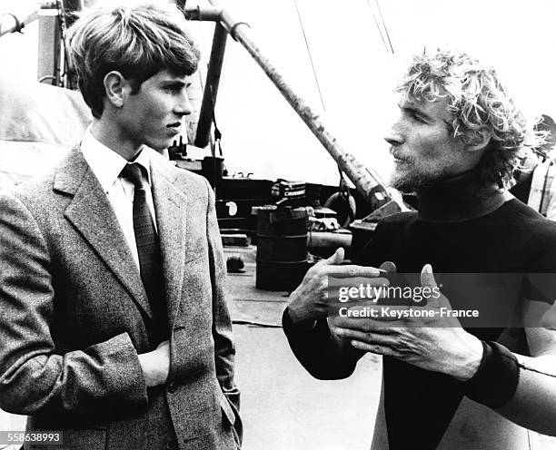 Le Prince Edward discutant avec le plongeur Andrew Fielding pendant que son frere le Prince Charles plonge pour aller voir l epave du navire Mary...