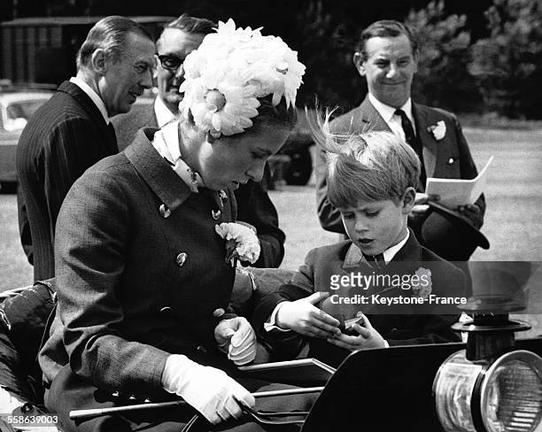Princesse Anne montre la medaille qu elle a gagne lors de la competition du British Driving Society Rally au Prince Edward, le 22 juin 1969 a...