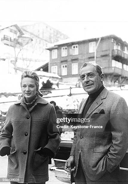 Le célèbre armateur grec Stavros Niarchos et son épouse Charlotte Ford posant pour les photographes lors de leur lune de miel à Saint-Moritz, Suisse...