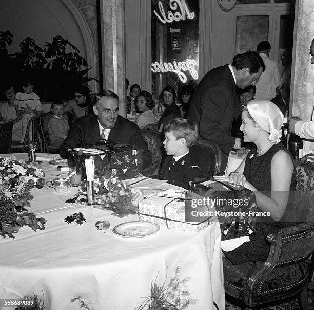 Table pendant la distribution de cadeaux lors de la fête de Noël organisée par les policiers monégasques, la princesse Grace de Monaco, le petit...