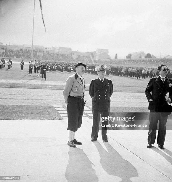 Arrivée du Général de La Porte du Theil et de l'amiral Darlan au stade pour la cérémonie de remise du drapeau aux Chantiers de la jeunesse, à Vichy,...