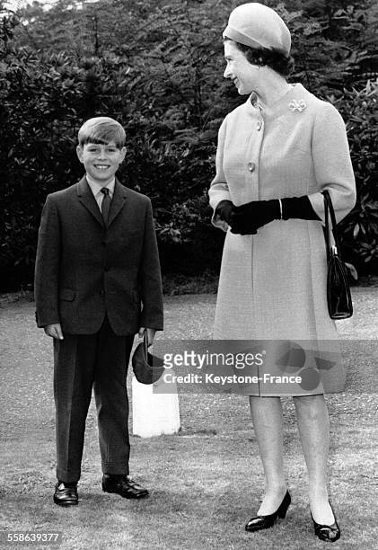 La Reine Elizabeth souriant en regardant son fils le Prince Andrew, age de 8 ans alors qu elle l accompagne a l ecole primaire privee Heatherdown, le...