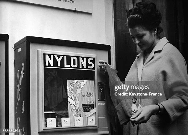 Un distributeur automatique de bas en nylon le 2 janvier 1965 a Paris, France.