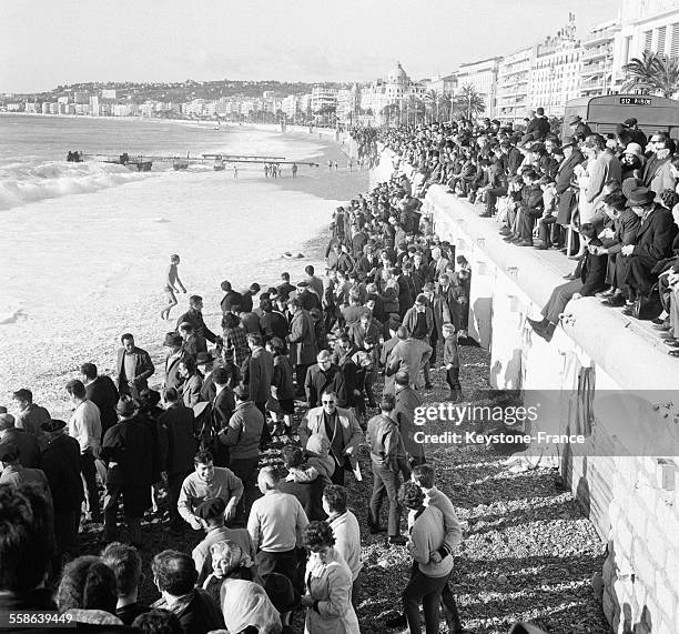 De jeunes gens sur la plage sous le soleil nicois le 27 decembre 1965, à Nice, France.