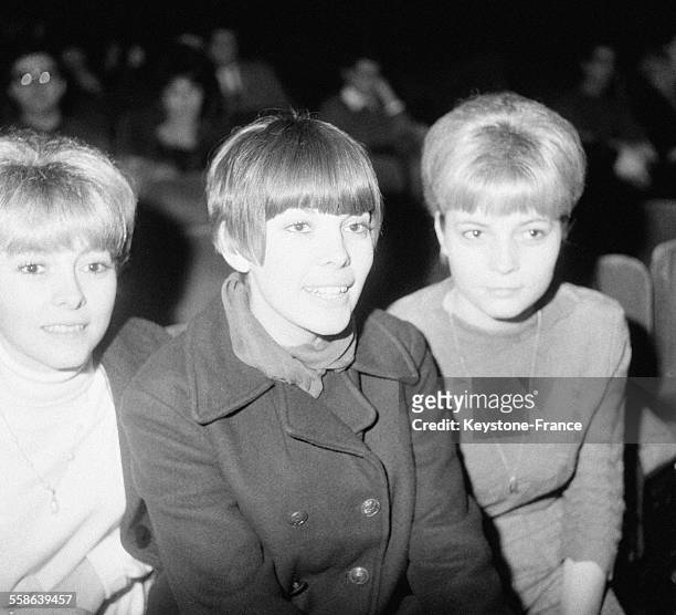 Mireille Mathieu, au centre, en compagnie de ses deux soeurs Christiane Mathieu à droite et Monique Mathieu à gauche a l'Olympia le 27 decembre 1965,...