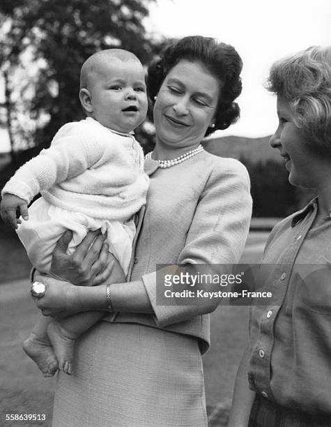 La Reine Elizabeth, le petit Prince Andrew et la Princesse Anne dans le jardin du Chateau de Balmoral, en 1960 au Royaume-Uni.