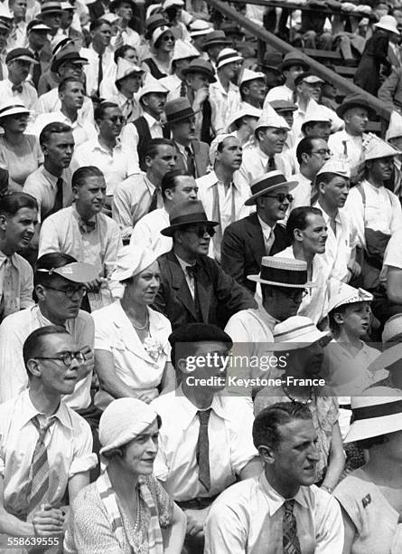 Spectateurs au stade Roland-Garros pour le tournoi de tennis à Paris, France, circa 1930.