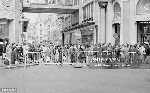 La rue Caumartin, interdite aux voitures pendant les fetes de fin d'annee pour permettre aux consommateurs de circuler librement sans danger entre...