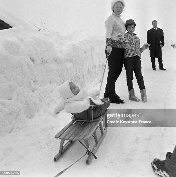 La princesse Stephanie de Monaco sur la luge, la princesse Grace de Monaco tirant le traineau et la princesse Caroline de Monaco pendant leurs...