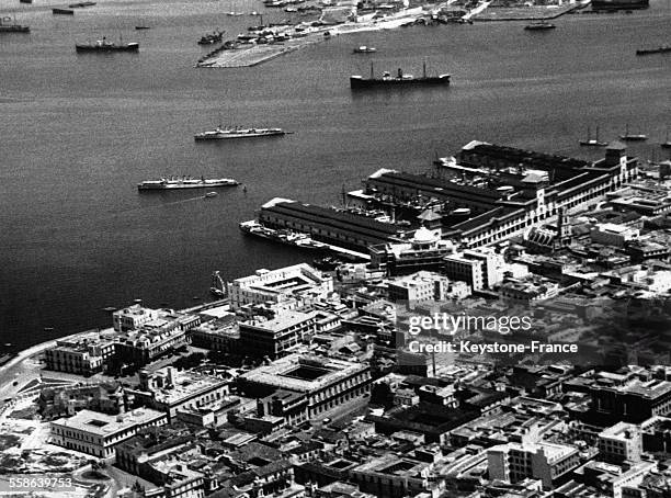 Vue aérienne du port de La Havane où l'on voit les bateaux de la Marine américaine qui, à la demande du Président Roosevelt, sont venus protéger les...