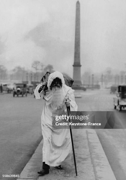 Le Pere Noel, tout de blanc vetu, arrive a Paris, ici, place de la Concorde, a Paris, France, 23 decembre 1933.