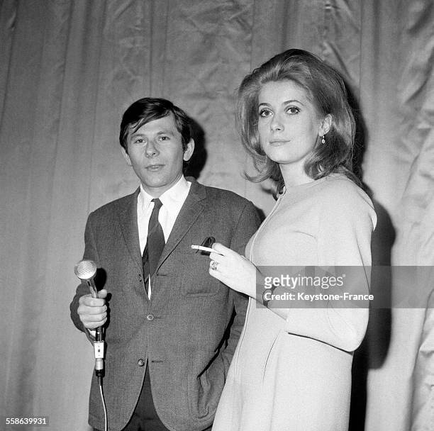 Catherine Deneuve et Roman Polanski présentant le film 'Répulsion' à la presse, à Paris, France, le 7 janvier 1966.
