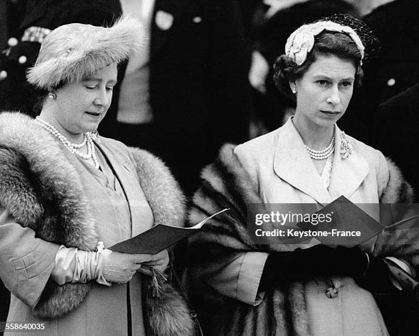 La Reine Mere et sa fille la Reine Elisabeth etudient le programme durant la course hippique de Derby, le 2 juin 1954 a Epsom, Royaume-Uni.